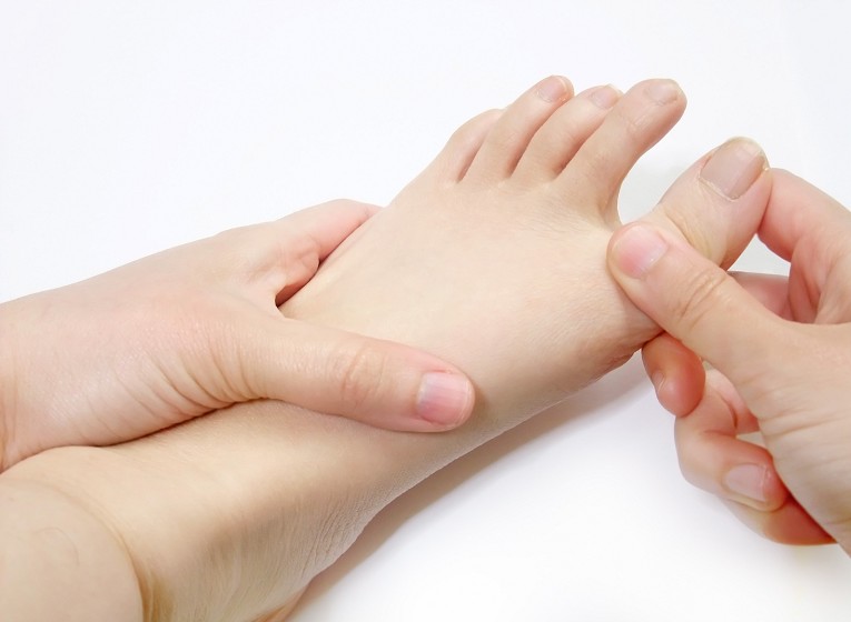 Massage các ngón chân